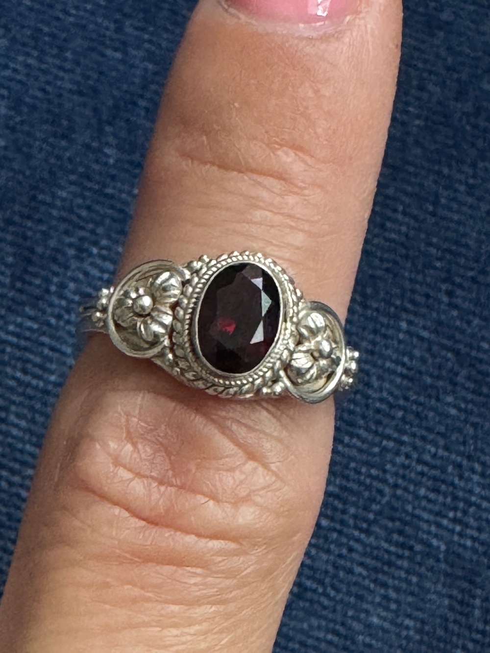 Stunning Vintage 925 Sterling Silver Garnet
Ring size 5.5‎